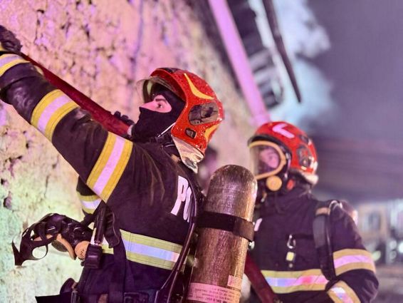 Acoperisul unei case a luat foc in timp ce proprietarii dormeau | imaginea 1