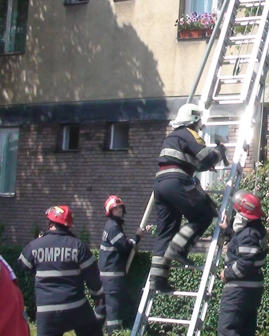 Bunica salvata de pompieri in Oradea | imaginea 1