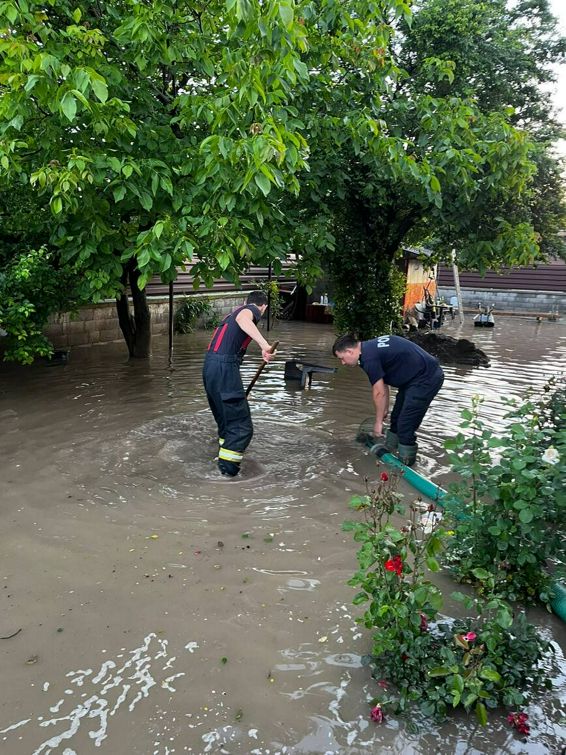 Cod Rosu in Bacau  Case  beciuri si zeci de curti acoperite de ape | imaginea 1