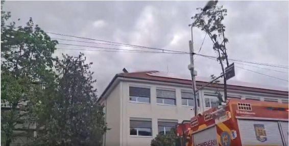 Foc si fum masiv la o scoala oradeana | imaginea 1