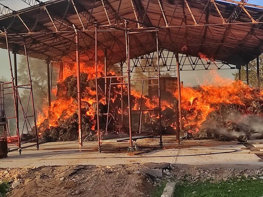 Incendii la baloti de lucerna in judetul Bihor | imaginea 1