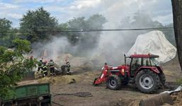 Incendiu violent  16 tone de furaje s au facut scrum | imaginea 1