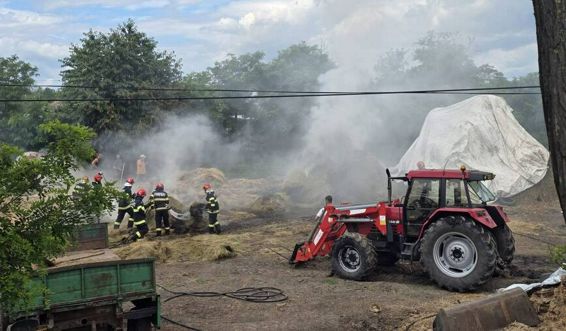 Incendiu violent  16 tone de furaje s au facut scrum | imaginea 1