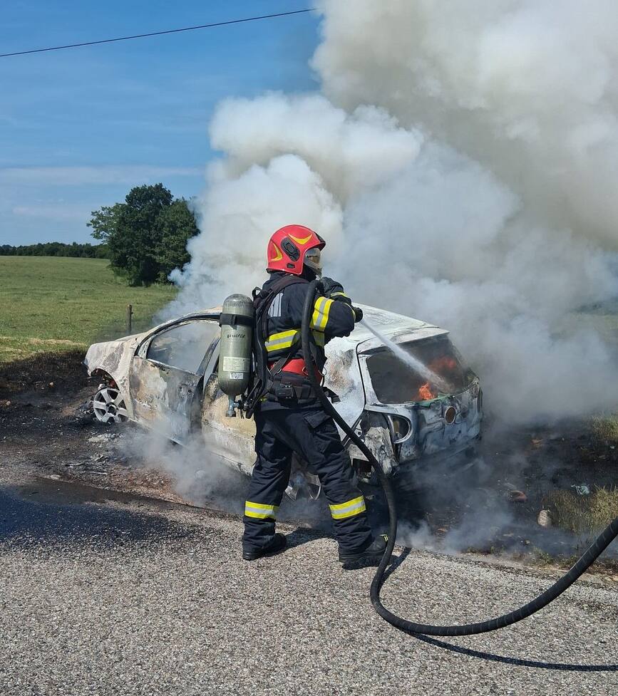 Masina in flacari  Soferul s a autoevacuat la timp | imaginea 1