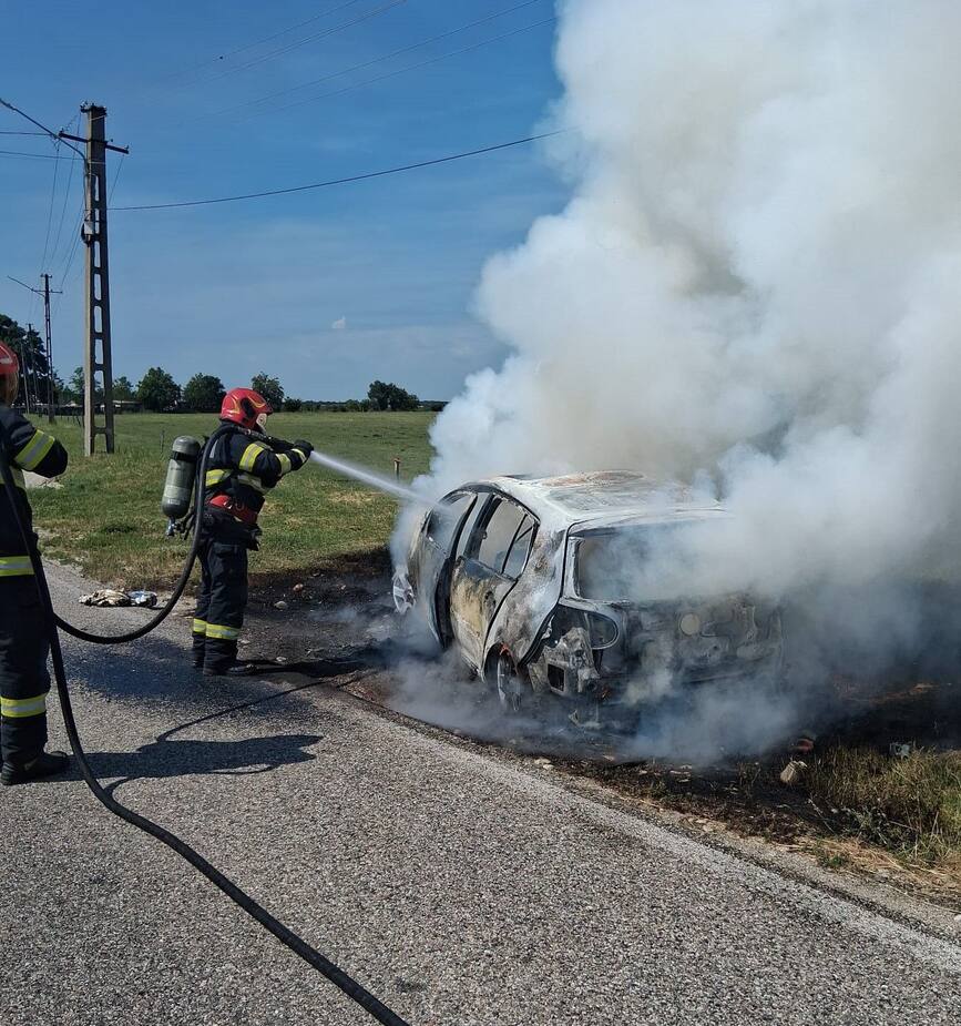 Masina in flacari  Soferul s a autoevacuat la timp | imaginea 2