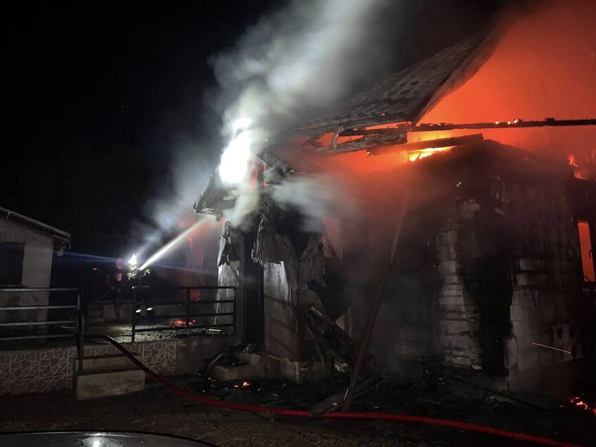 O casa a ars complet din cauza unei lumanari nesupravegheate | imaginea 1