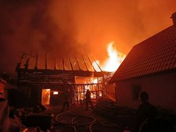 O casa si patru anexe  cuprinse de flacari violente | imaginea 1