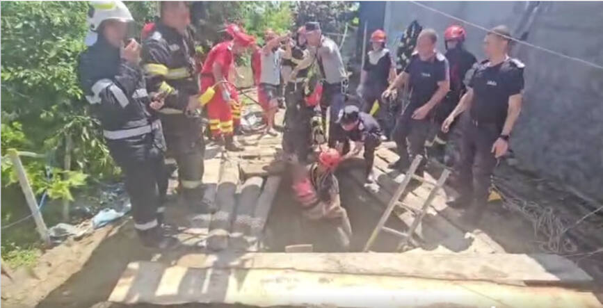 O fetita de 8 ani  salvata dintr o fantana adanca de 8 metri | imaginea 1