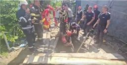O fetita de 8 ani  salvata dintr o fantana adanca de 8 metri | imaginea 1