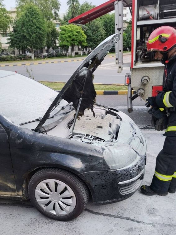 Panica pe o strada din Botosani  O masina a luat foc in mers | imaginea 1