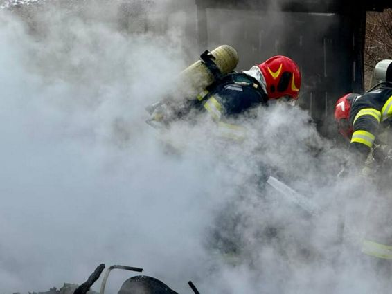 Panica pe strada  O masina a luat foc in timpul mersului | imaginea 1