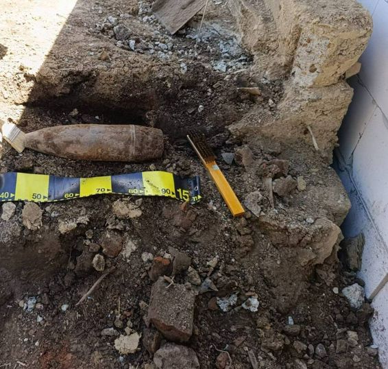 Pericol de moarte  Proiectil exploziv descoperit intr o gradina | imaginea 1