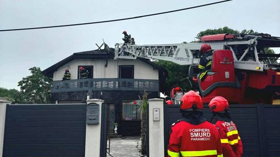 Pompierii au salvat o vila cuprinsa de flacari | imaginea 1