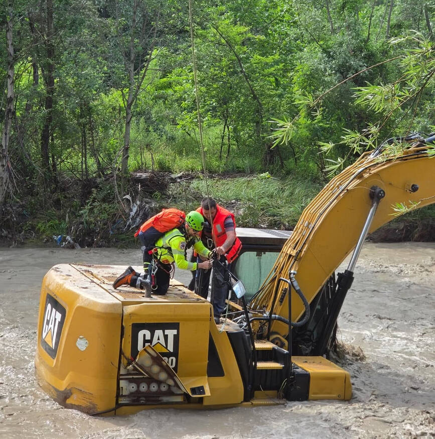 Prins de viitura pe excavator  Cum a scapat cu viata | imaginea 1