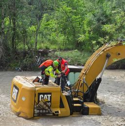 Prins de viitura pe excavator  Cum a scapat cu viata | imaginea 1