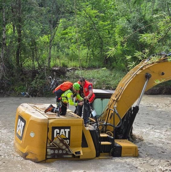 Prins de viitura pe excavator  Cum a scapat cu viata | imaginea 1