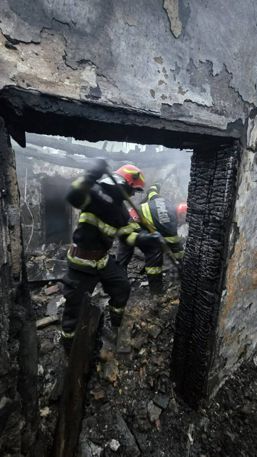 Salvati de politisti in miez de noapte  Incendiu violent la o casa | imaginea 1