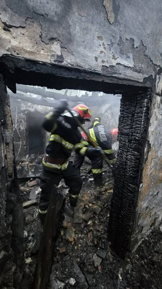Salvati de politisti in miez de noapte  Incendiu violent la o casa | imaginea 1