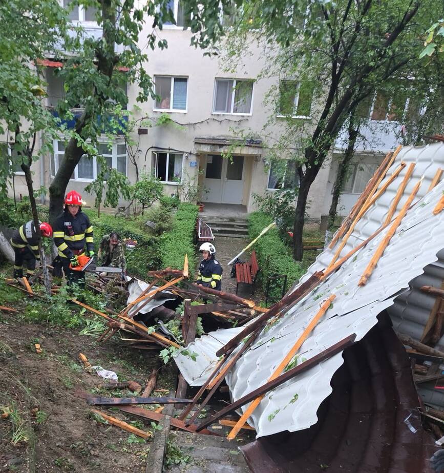 Acoperisuri smulse de vant si copaci prabusiti in Zalau | imaginea 1