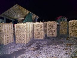 Incendiu de amploare la o hala de prelucrare a lemnului | imaginea 1