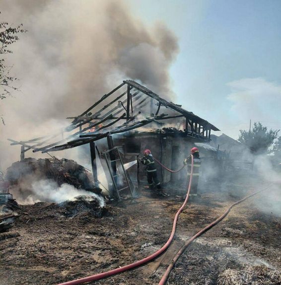 Incendiu de vegetatie uscata si anexa gospodareasca | imaginea 1