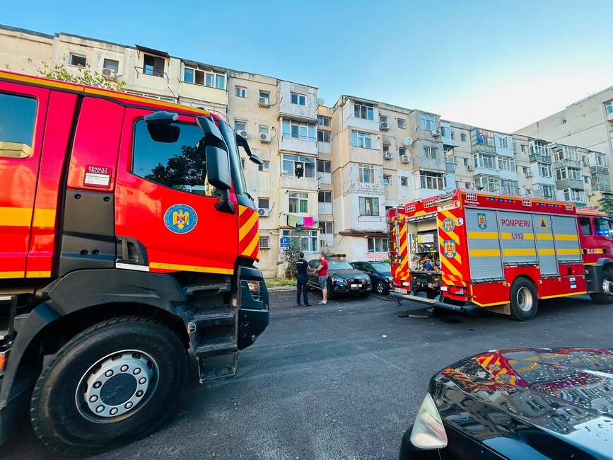 Incendiu la bloc  pornit de la o candela | imaginea 1