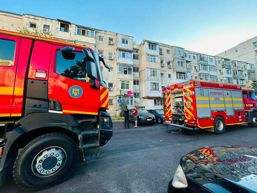 Incendiu la bloc pornit de la o candela | imaginea 1