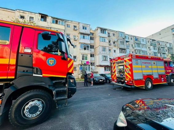 Incendiu la bloc  pornit de la o candela | imaginea 1