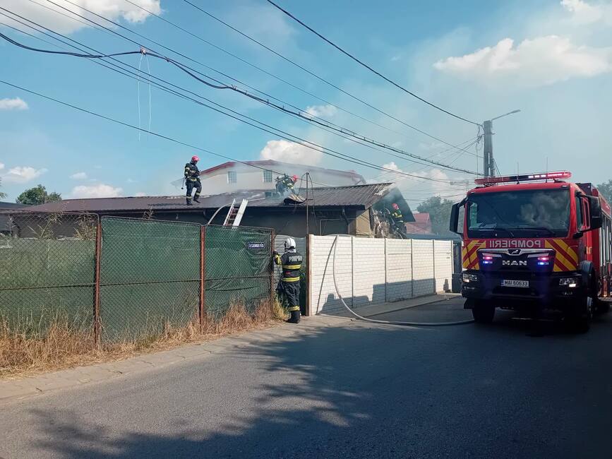 Incendiu violent in Giurgiu  Tavanele unei case s au prabusit | imaginea 1