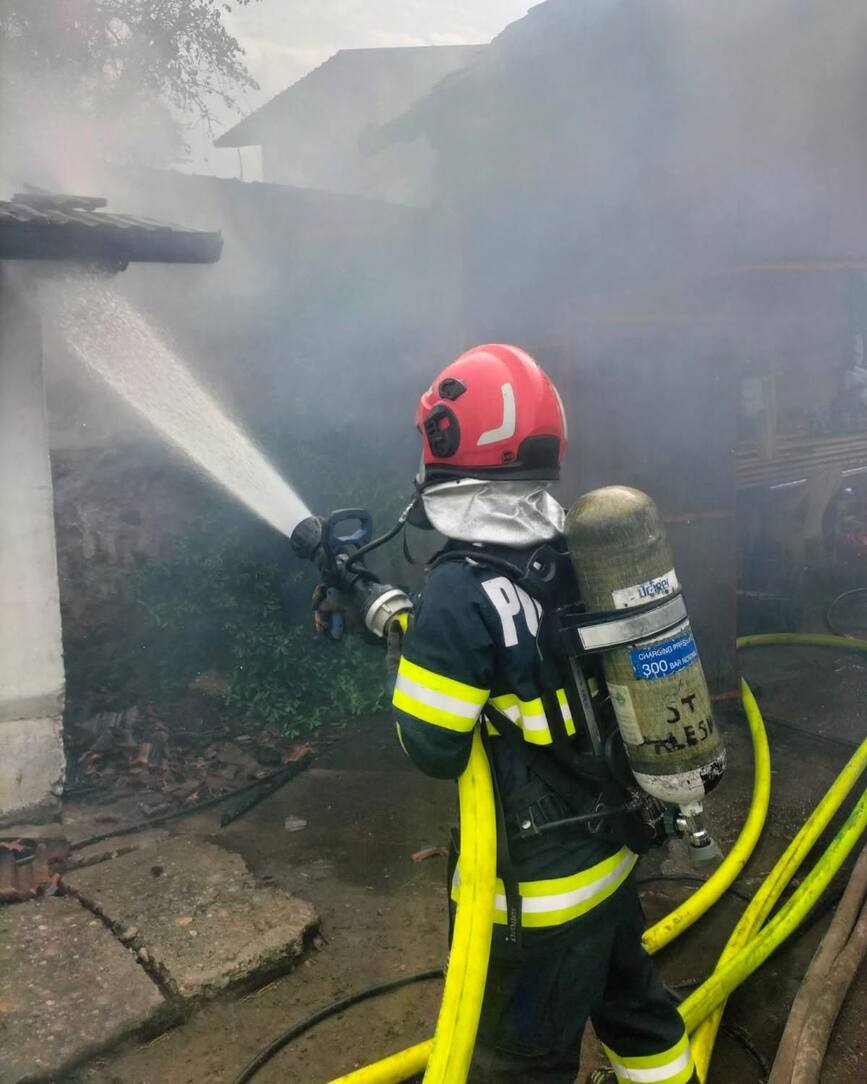 Incendiu violent pornit de la joaca unui copil | imaginea 1