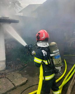 Incendiu violent pornit de la joaca unui copil | imaginea 1