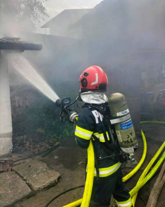 Incendiu violent pornit de la joaca unui copil | imaginea 1