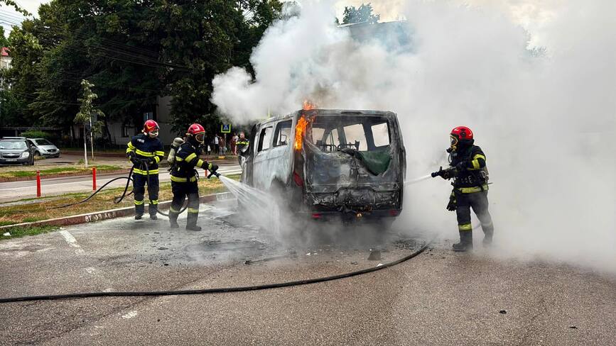 O autoutilitara a fost distrusa complet de un incendiu | imaginea 1