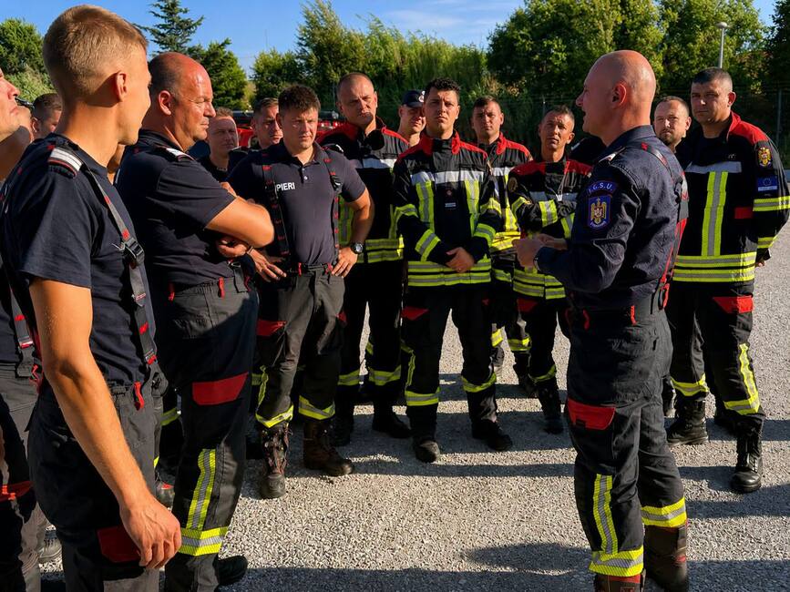 Pompierii romani continua lupta cu incendiile de vegetatie din Franta | imaginea 1