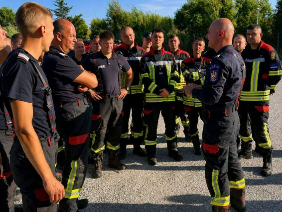 Pompierii romani continua lupta cu incendiile de vegetatie din Franta | imaginea 1
