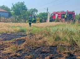 Un nou incendiu de vegetatie a pus in pericol doua case | imaginea 1