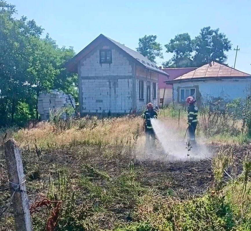 Un nou incendiu de vegetatie a pus in pericol doua case | imaginea 2