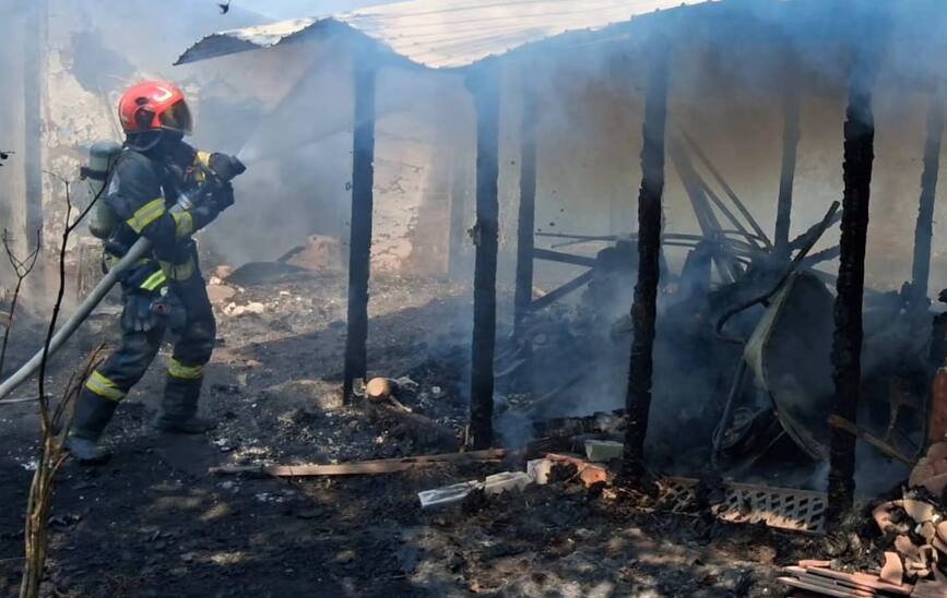 Flacarile pornite de la vegetatie au mistuit o casa si o anexa | imaginea 1