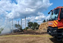 Incendii de vara  Hambar in flacari si livada mistuita de foc | imaginea 1