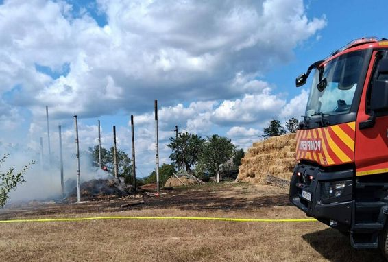 Incendii de vara  Hambar in flacari si livada mistuita de foc | imaginea 1