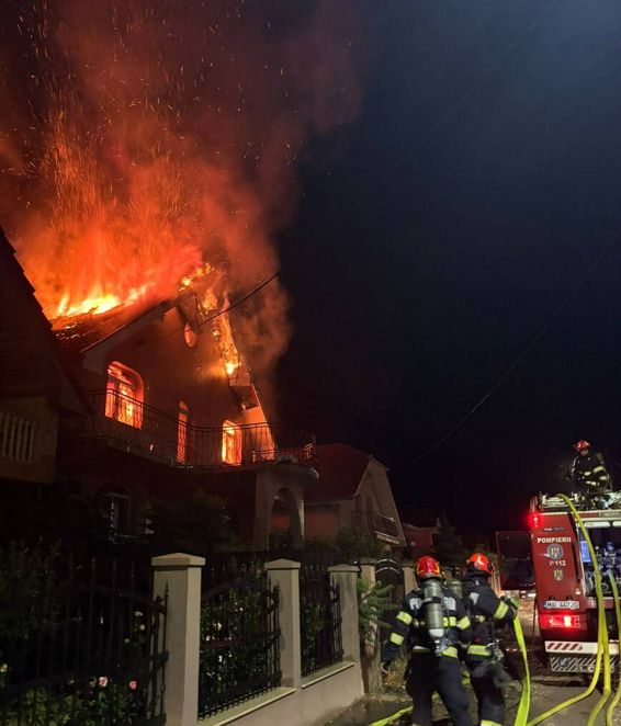 Incendiu de amploare  in miez de noapte | imaginea 1