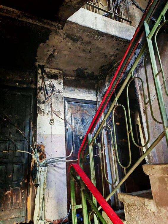 Incendiu devastator  Doua persoane la spital si 34 de oameni evacuati | imaginea 1