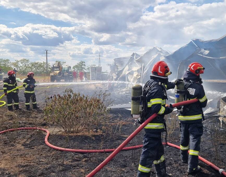 Incendiu puternic la hala unei fabrici de mobila | imaginea 1