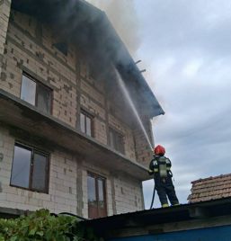Incendiu puternic la o casa O persoana a fost ranita | imaginea 1
