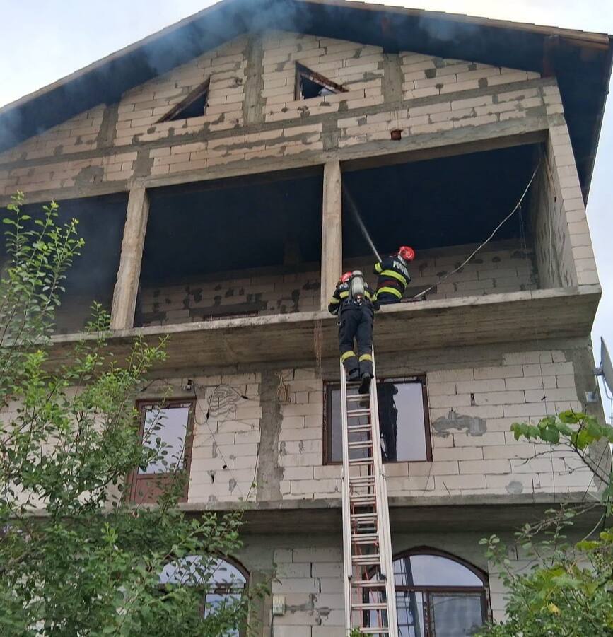 Incendiu puternic la o casa  O persoana a fost ranita | imaginea 2