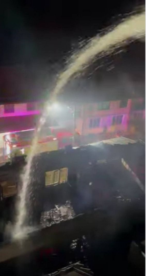 Incendiu violent  Mobilizare masiva pentru stingerea flacarilor | imaginea 1