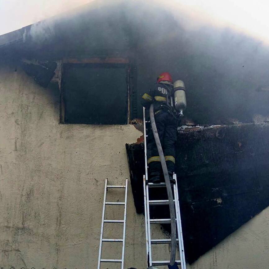 Interventie contra cronometru  Pompierii au salvat o locuinta | imaginea 1