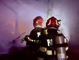 Octogenar salvat de fiu din locuinta in flacari | imaginea 1