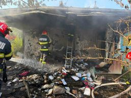 Pompierii militari si voluntari au salvat o casa de la distrugerea totala | imaginea 1