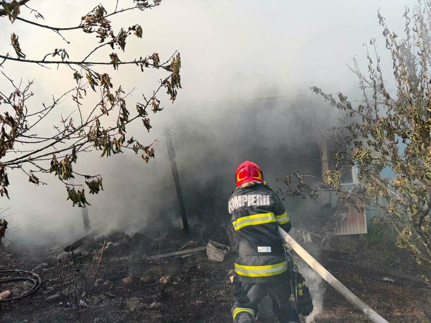 Pompierii militari si voluntari au salvat o casa de la distrugerea totala | imaginea 2